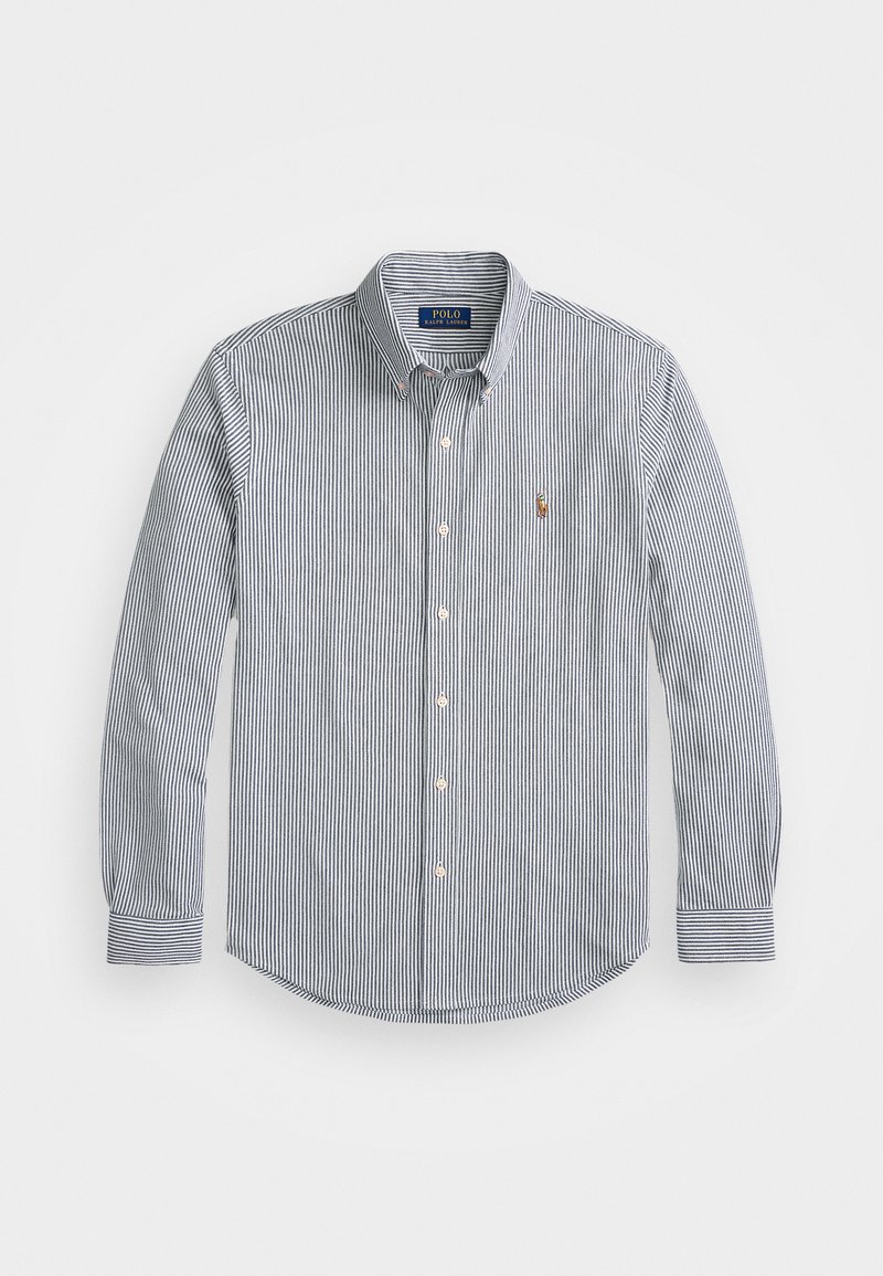 Camisa de botón de manga larga a rayas en azul marino y blanco. Presenta un cuello clásico, botones frontales y un pequeño logo en el pecho. Mezcla de algodón.