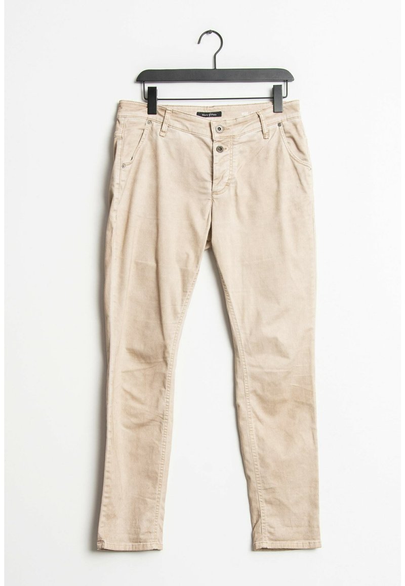 Pantalon en coton beige avec une coupe slim, design à cinq poches et deux boutons avant. Texture lisse et jambes droites avec une coupe fuselée.
