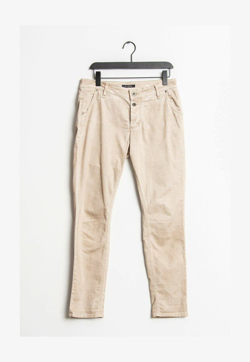 Pantalon en coton beige avec une coupe slim, design à cinq poches et deux boutons avant. Texture lisse et jambes droites avec une coupe fuselée.