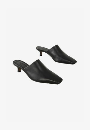 Mule din piele neagră cu vârf ascuțit și toc mic de tip kitten. Textură netedă cu un design simplu, potrivit pentru ținute formale sau casual.