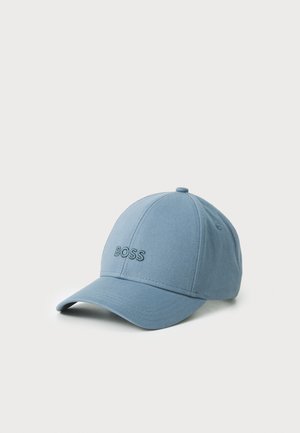 Căciulă de baseball albastră deschisă, realizată din material textil, cu o margine curbată. Prezintă un logo brodat "BOSS" pe partea din față. Design cu șase panouri și orificii de ventilație.