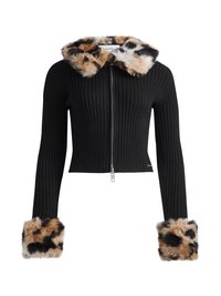 Giacca nera a coste cropped con collo e polsini in pelliccia sintetica dal motivo leopardato; presenta una chiusura frontale con zip e maniche lunghe aderenti.