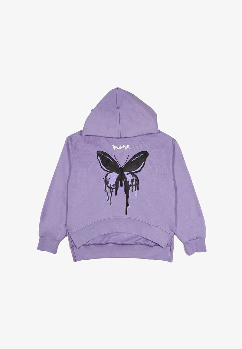 Felpa viola con una grafica di una farfalla nera che colava e testo bianco sopra la farfalla sul retro.