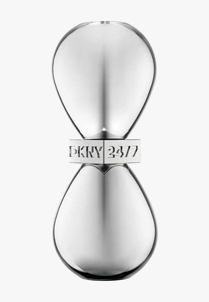 Flacon de parfum argenté brillant en forme de sablier avec une bande métallique gravée "DKNY 24/7" au centre, sur un fond blanc uni.