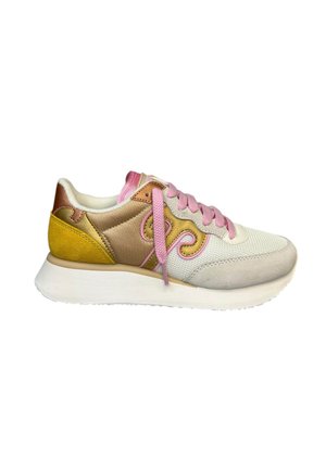 Sneaker sportivo con tomaia in rete bianca, lacci rosa e dettagli in oro e marrone. Presenta un pannello giallo texturizzato e una suola bianca.