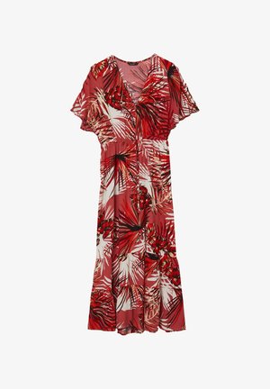 Rotes Maxikleid mit tropischem Muster, kurzen fließenden Ärmeln, V-Ausschnitt und geraffter Taille auf weißem Hintergrund.