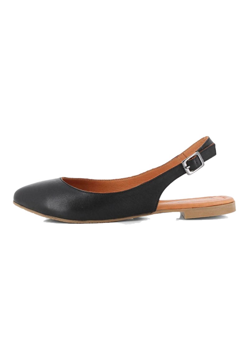 Zapato negro tipo slingback con puntera redonda, material sintético suave y suela plana con plantilla marrón y correa ajustable con hebilla.