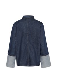 Tummansinisestä denim-takista, jossa on leveät vaaleansiniset hihansuut. Takissa on kaulus ja näkyviä saumoja. Takana näkyy suora leikkaus ja saumat.