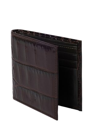 Dunkelbraunes Bi-Fold-Portemonnaie mit geprägter Krokodilhautstruktur, teilweise sichtbaren Kartenfächern im Inneren und dezent eingeprägtem Markennamen auf der Vorderseite.