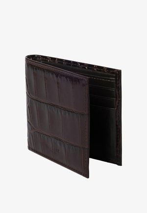 Dunkelbraunes Bi-Fold-Portemonnaie mit geprägter Krokodilhautstruktur, teilweise sichtbaren Kartenfächern im Inneren und dezent eingeprägtem Markennamen auf der Vorderseite.