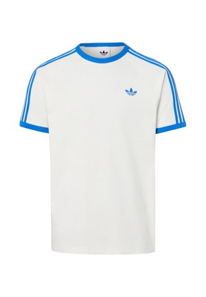 Maglietta bianca a maniche corte Adidas con rifiniture blu su colletto e maniche, tre strisce blu sulle spalle e logo Adidas blu sul petto.