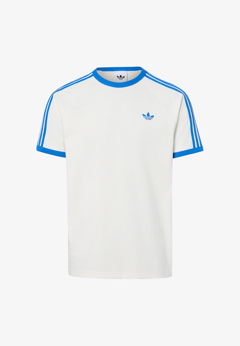 Λευκό κοντομάνικο πουκάμισο Adidas με μπλε επένδυση στο γιακά και στα μανίκια, μπλε τρεις ρίγες στους ώμους και μπλε λογότυπο Adidas στο στήθος.