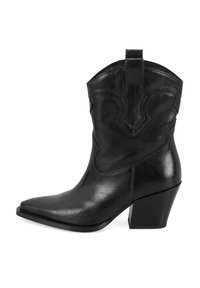 Schwarze Leder-Cowboystiefel mit spitzer Zehe, ausgestellt Ferse, dekorativer Stickerei und einer Schlaufe oben für einfaches Anziehen.
