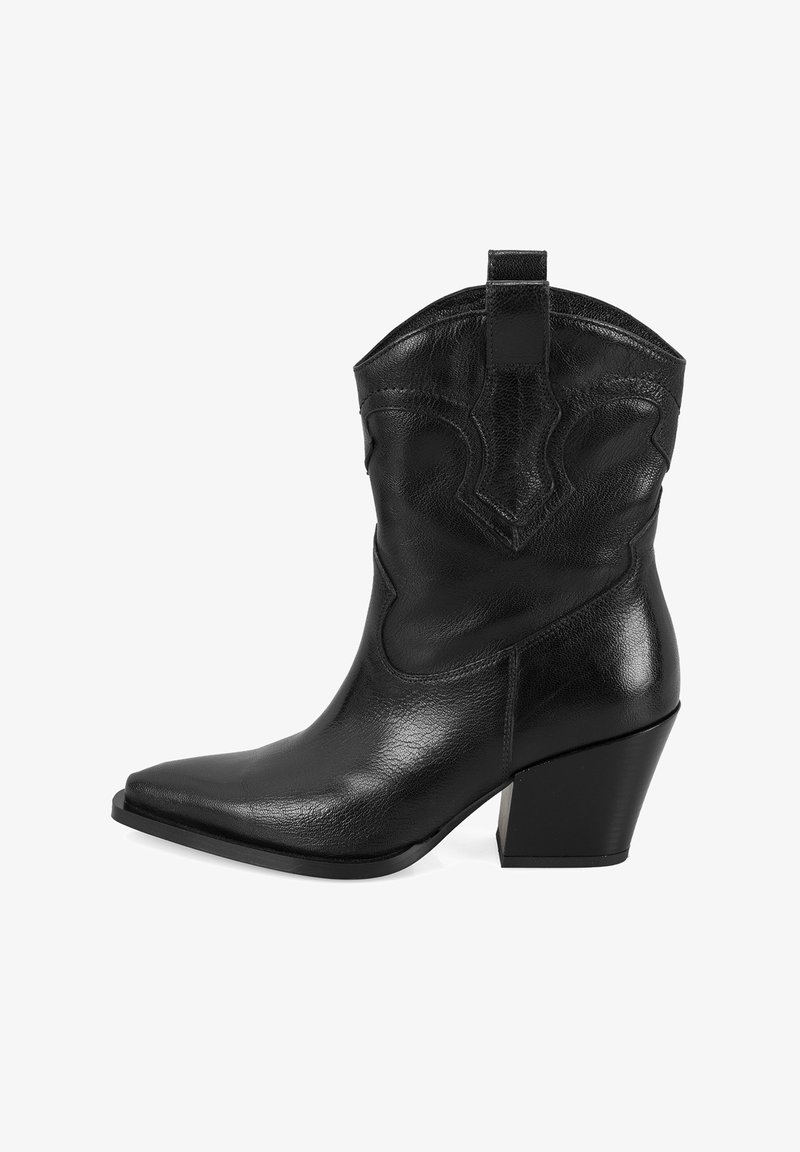 Schwarze Leder-Cowboystiefel mit spitzer Zehe, ausgestellt Ferse, dekorativer Stickerei und einer Schlaufe oben für einfaches Anziehen.