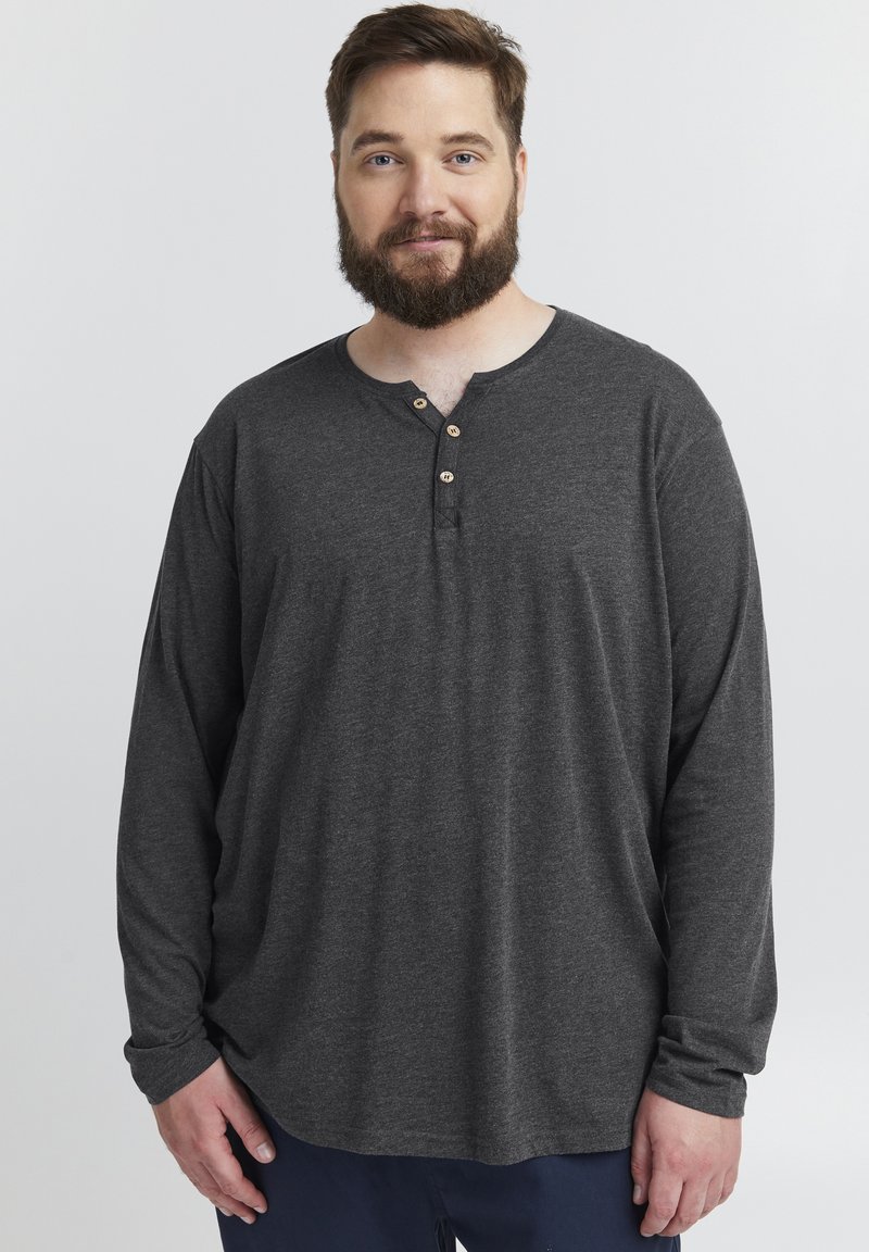 Langermet, mørk grå henley-skjorte laget av myk stoff, med rund hals og tre trebokser på placket.