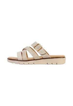 Beige instapsandaal met drie bandjes, waarvan één verstelbaar met een gouden gesp, een gevoerde zool en een gestructureerde rubberen buitenzool.