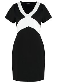 Czarna sukienka z krótkimi rękawami, zdobiona białym geometrycznym wzorem na wysokości klatki piersiowej. Wykonana z gładkiego materiału, z dekoltem w kształcie litery V.