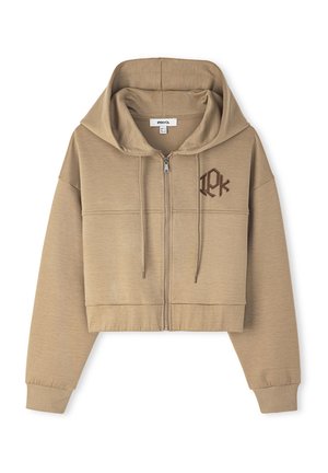 Sudadera corta con cremallera en tejido color beige, que presenta una gran capucha, bolsillos frontales, puños acanalados y un logo bordado en el pecho.