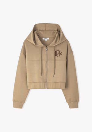 Abgeschnittene Zip-Hoodie aus beigem Material, mit einer großen Kapuze, Vordertaschen, gerippten Bündchen und einem gestickten Logo auf der Brust.