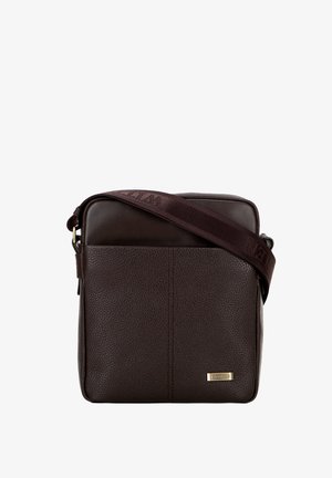 Borsa a tracolla in pelle marrone con superficie testurizzata, chiusura a zip e tracolla regolabile. Presenta una placca con logo e un design minimalista.