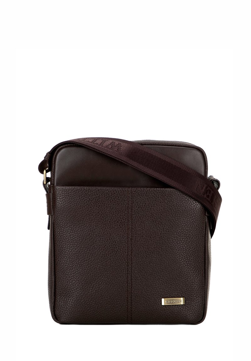 Borsa a tracolla in pelle marrone con superficie testurizzata, chiusura a zip e tracolla regolabile. Presenta una placca con logo e un design minimalista.
