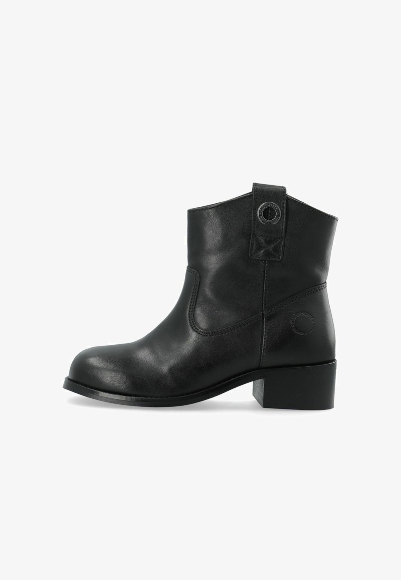 Czarne skórzane botki sięgające do kostki z okrągłym noskiem, niskim obcasem w kształcie bloku, bocznymi elastycznymi panelami oraz tylnym paskiem z metalowym akcentem.