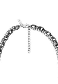 Chunky kædedesign med skiftevis sølv- og sorte led, med en sølvkrog og forlængerkæde for justerbar længde.