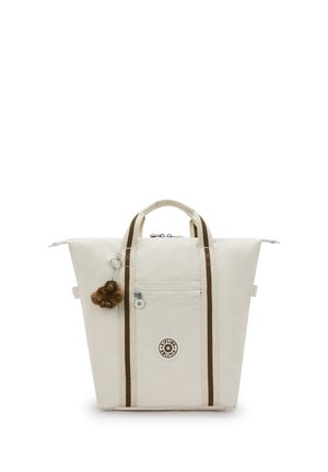 Kremfarvet mulepose med brune, stribede håndtag, lynlåslomme foran, rund logoemblem og en blød abe-nøglering hængende fra håndtaget.