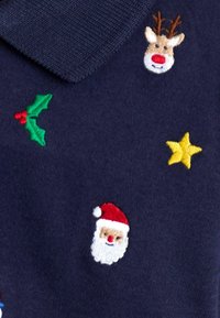 Maglione blu navy con ricami a tema natalizio: Babbo Natale, renne, stelle e vischio. Tessuto liscio con un colletto classico.