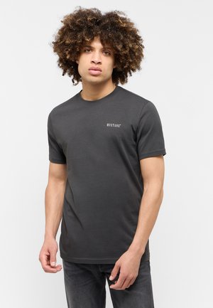 - T-shirt basic
