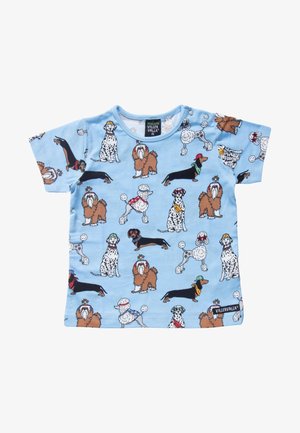 Světlomodré dětské tričko s barevnými kreslenými psy v kloboucích a šálách, včetně pudlů, dalmatinů a jezevčíků.