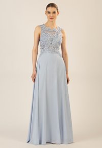 Himmelblaues Abendkleid mit tailliertem Oberteil, das mit filigranen Spitzenapplikationen verziert ist, durchsichtigen Ausschnitt und fließendem Rock. Glatte, weiche Textur.