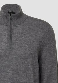Grauer Viertelzip-Pullover aus 100 % Merinowolle. Verfügt über eine feine Stricktextur und einen Stehkragen mit einer genähten Leiste.