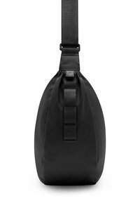 Czarna torba z tkaniny o zaokrąglonym kształcie, z szerokim regulowanym paskiem i eleganckim zapięciem na górze. Trwała faktura materiału.