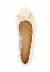 Ballerines en cuir verni crème avec un bout arrondi, un détail en nœud et des accents dorés. Semelle intérieure texturée avec un motif géométrique. Extérieur lisse.