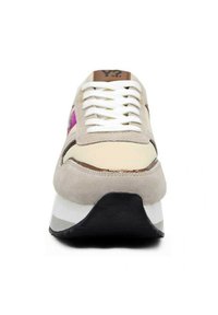 Sneaker con tomaia in suede beige, lacci bianchi e un accento rosa. Presenta una suola in gomma nera e una forma strutturata.