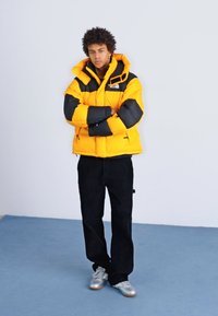 The North Face M HMLYN BALTORO JACKET - Dunjacka - summit gold/black