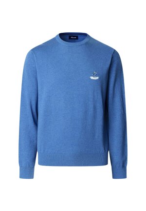 Niebieski sweter dzianinowy z długimi rękawami, ściągaczami u rękawów i u dołu, z małym logo na klatce piersiowej. Gładka faktura i okrągły dekolt.