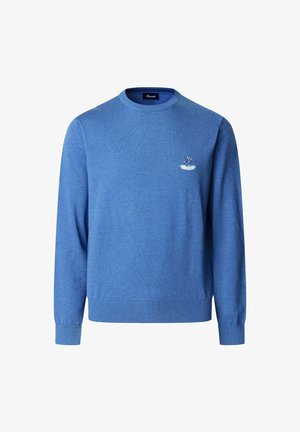 Niebieski sweter dzianinowy z długimi rękawami, ściągaczami u rękawów i u dołu, z małym logo na klatce piersiowej. Gładka faktura i okrągły dekolt.