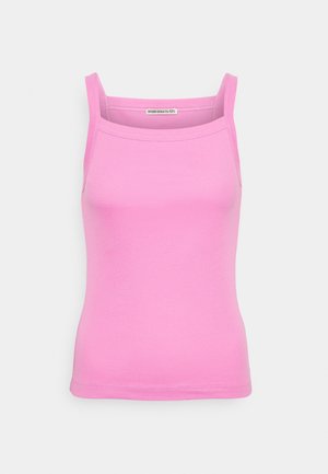 Débardeur rose ajusté avec de fines bretelles, texture à côtes et décolleté rond. Fabriqué en tissu extensible doux pour le confort et la flexibilité.