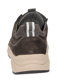 Baskets en suède marron avec une surface texturée, des accents gris et une semelle en caoutchouc beige clair. Elles comportent un tirette rayée à l'arrière.