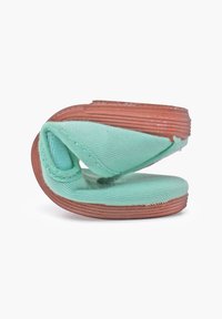 Mintgroene flip-flops met een bovenkant van textuurstof en een bruine rubberen zool; beschikt over een onderscheidend gevouwen ontwerp voor een compacte vorm.