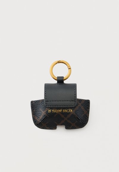 Pochette porte-clés en cuir noir et à motifs avec anneau doré et "BY MALENE BIRGER" embossé en doré sur le rabat avant.