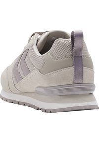 Jasnoszare sneakersy z cholewką z zamszu i siateczki, z trzema bocznymi paseczkami oraz teksturowanym obcasem. Biała środkowa podeszwa oraz elastyczna gumowa podeszwa.