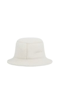Cappello a secchiello realizzato in pile bianco con una superficie testurizzata, caratterizzato da una cucitura attorno alla corona e un bordo piatto e rotondo.