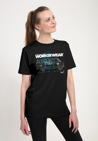 Černé bavlněné tričko s grafickým designem s nápisem "WORKER WEAR" a ilustrací dodávky. Krátké rukávy, kulatý výstřih, volný střih.