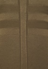 Maglione lavorato a maglia in verde oliva con texture a coste, strisce orizzontali sul petto e un pannello centrale liscio.