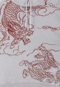 Felpa grigia con intricate ricami di drago rosso. Il design include nuvole e il testo "Ed Hardy." Cordini al collo.