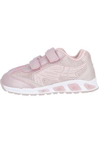 Botte de sport rose avec tige en mesh et synthétique, double bandes Velcro, semelle rembourrée avec accents translucides, design à bout rond.