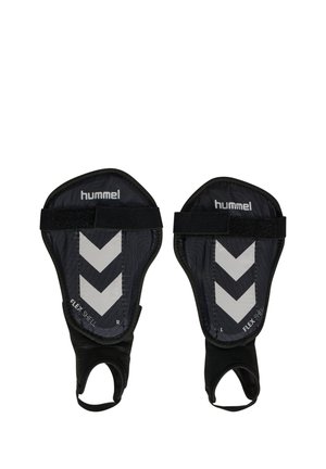 Czarne ochraniacze na goleń marki Hummel z białym wzorem w jodełkę, elastycznymi paskami oraz nakładkami na stopy oznaczonymi na prawą i lewą stronę, zaprojektowane do ochrony podczas gry w piłkę nożną.
